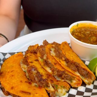 If this just showed up on your feed… take the hint. 👀🔥
Quesabirrias are calling. 🤤🌮
📍Arizona
📲 Send this to your next El Gordo date.