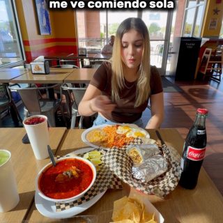 Yo imaginándome todo lo que van a decir por verme comiendo sola… 😂😭 Mientras tanto yo: disfrutando mi comida en paz. 🌮😌