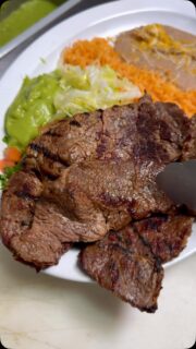 Cuando ves lo que pidió alguien más y de repente tú también lo quieres… 👀😂🔥
La Parrillada Loca viene con arroz, frijoles, lechuga, pico de gallo, guacamole, 3 piezas de carne asada, camarones y chiles envueltos en tocino. 🥩🍤🥓🌶️
Después de ver esto… ¿tú también pedirías lo mismo? 🤤👇