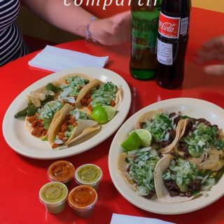 Porque la comida sabe mejor cuando se comparte. ❤️🌮
Etiqueta a esa persona con la que siempre terminas compartiendo hasta el último bocado. 👀👇